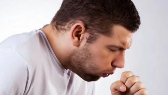 Επίμονος βήχας: Τι τον προκαλεί και τι πρέπει να προσέξετε